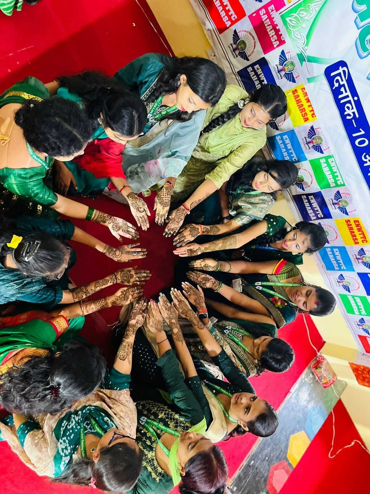 मेहंदी प्रतियोगिता में बीएड संकाय द्वितीय वर्ष की छात्रा कोमल बनी प्रथम