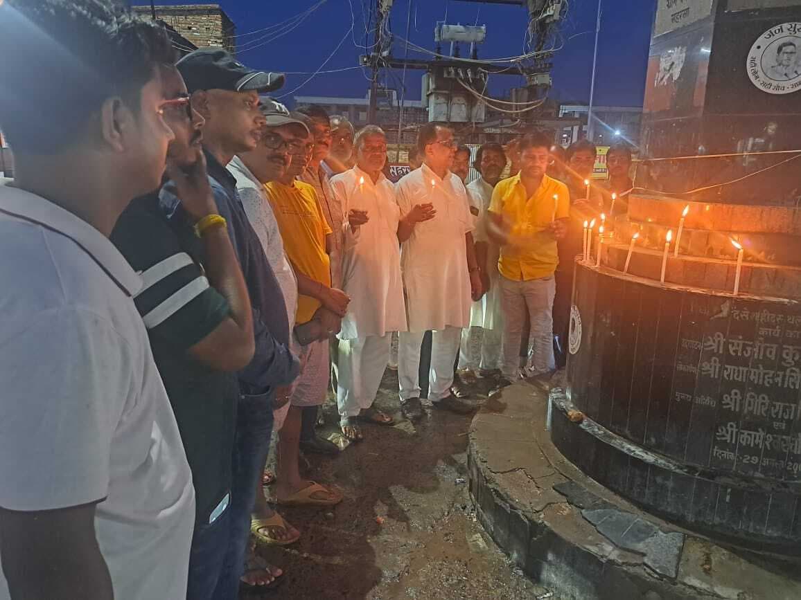 भारत छोड़ो आंदोलन की वर्षगांठ पर शहीद स्मारक पर पुष्पांजलि