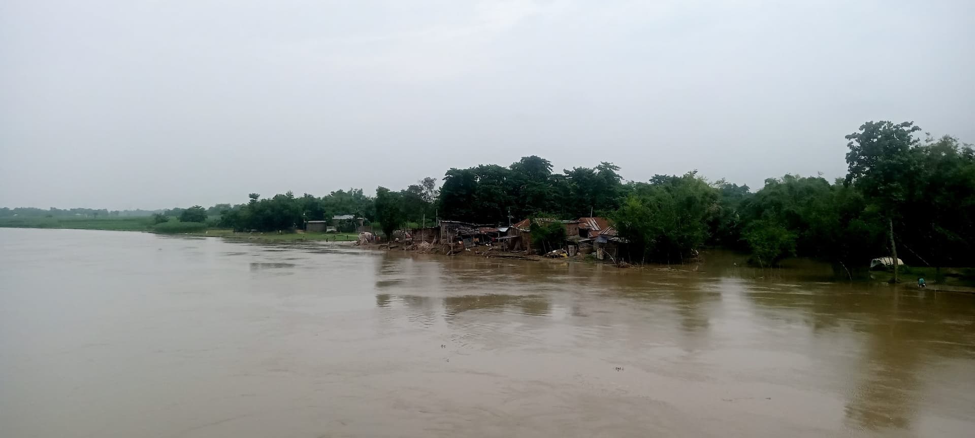 अमौर में निचले इलाकों में फैला बाढ़ का पानी, कटाव मचा रहा कहर