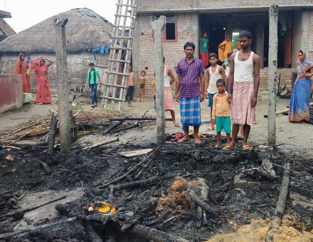 चूल्हे की चिंगारी से लगी आग, लाखों की संपत्ति खाक