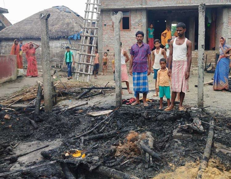 चूल्हे की चिंगारी से लगी आग, लाखों की संपत्ति खाक