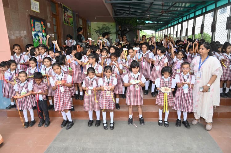 कैंपस : नॉट्रेडेम एकेडमी : छात्राओं ने वायु सेना के जवानों को बांधा रक्षा सूत्र