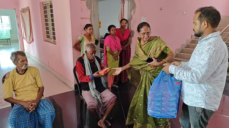 समाजसेवी चमेली देवी ने सीएम हेमंत के जन्मदिन पर बांटी मिठाई