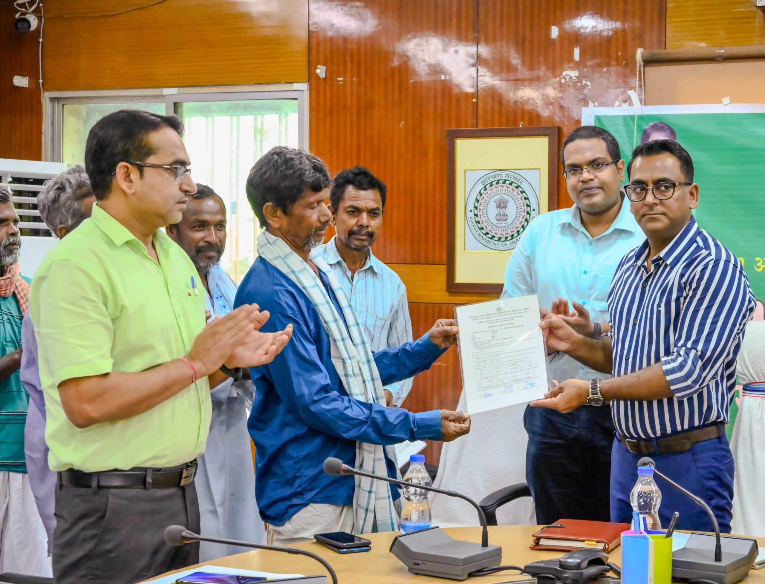 आदिवासियों के बीच बांटे गये वनाधिकार पट्टा व खेल सामग्री