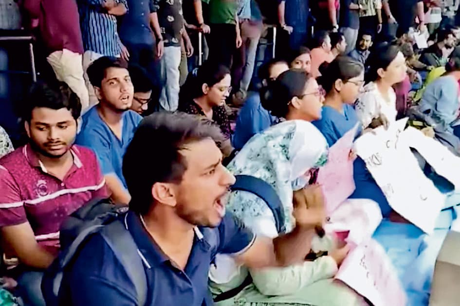 बर्दवान अस्पताल में डॉक्टरों का धरना