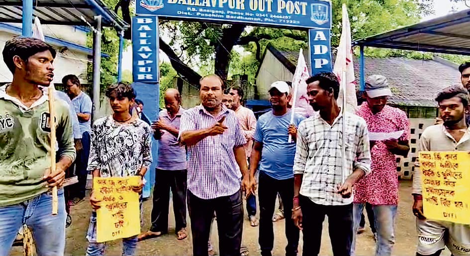 बल्लभपुर चौकी का डीवाइएफआइ ने किया घेराव, पुलिस पर उठाये सवाल