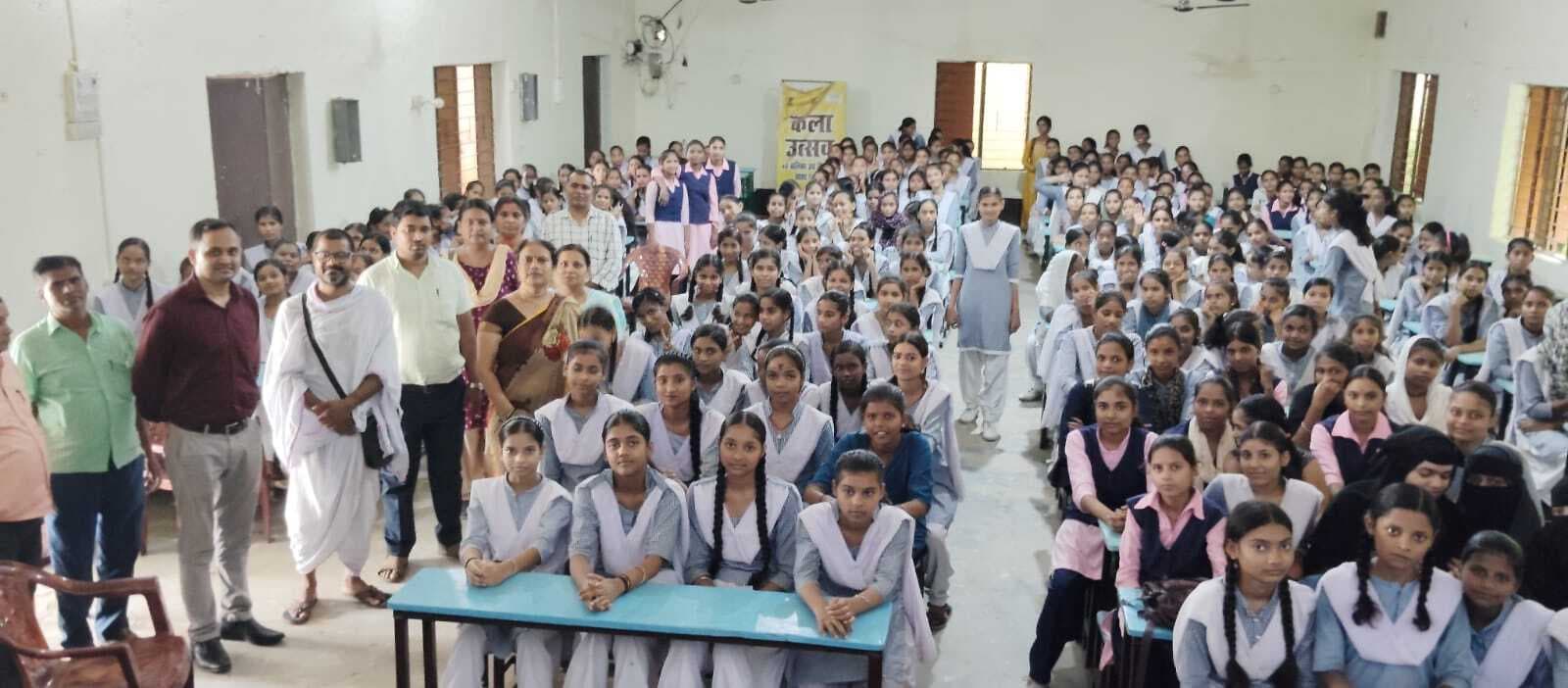 कैंसर विशेषज्ञ ने स्कूली छात्र-छात्राओं को किया जागरूक