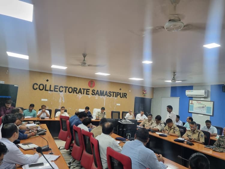 Independence Day : डीएम व एसपी ने की स्वतंत्रता दिवस समारोह के तैयारी की समीक्षा, दिये निर्देश