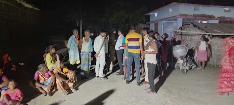 टोटो तले दबने से छात्रा की मौत, ग्रामीणों ने किया सड़क जाम