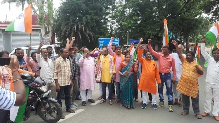 भाजपाइयों ने कुंडहित में निकाली तिरंगा यात्रा