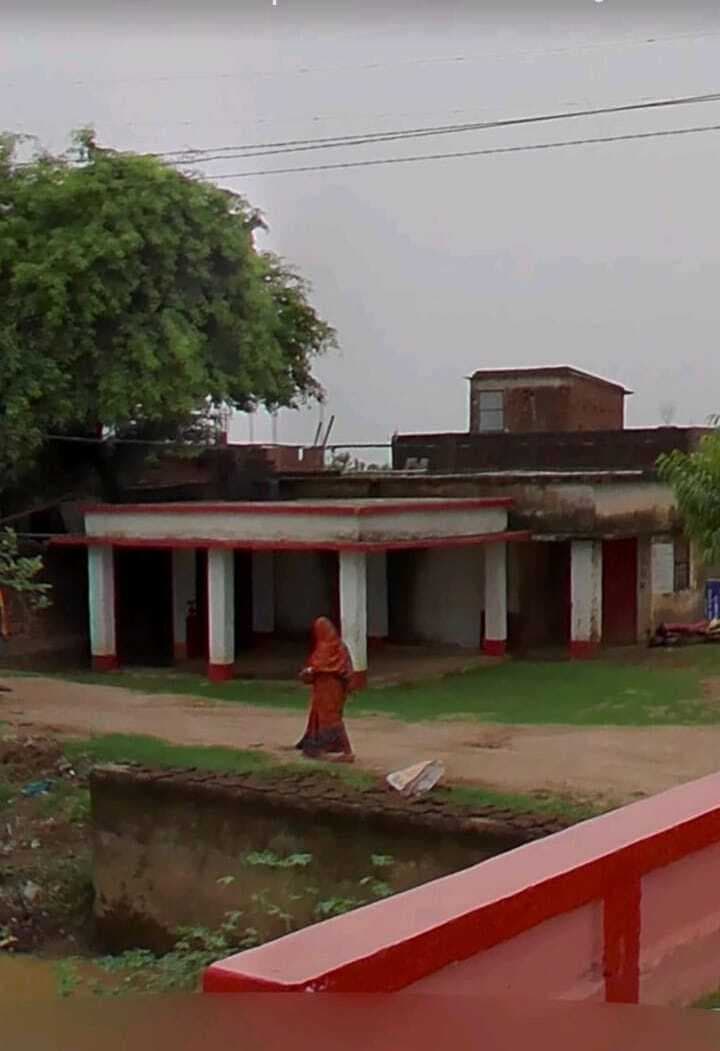 सामुदायिक भवन में संचालित हो रहा था आंगनबाड़ी केंद्र, नप प्रशासन ने तोड़ा