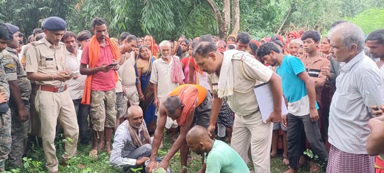 आम के पेड़ से फंदे से लटका मिला युवक का शव