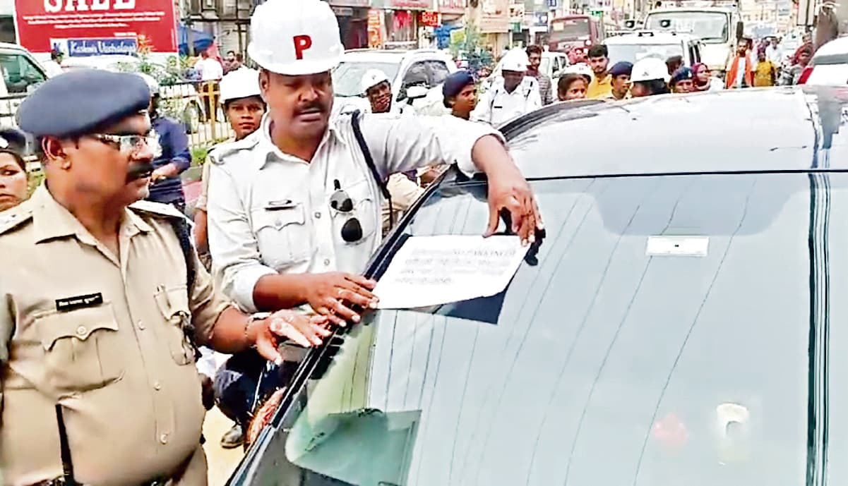 crime news : नो पार्किंग में लगी कार के शीशे में नोटिस चिपकाते ही लोगों ने हटायी कार