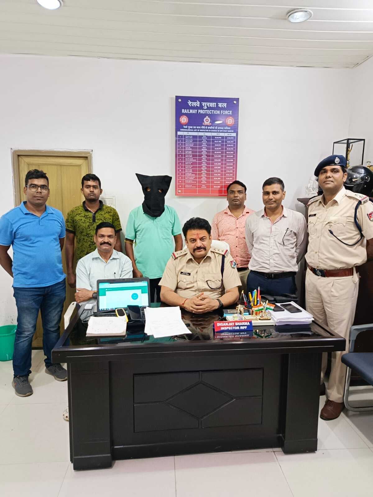 crime news : रेलवे टिकट की कालाबाजारी करनेवाला गिरफ्तार