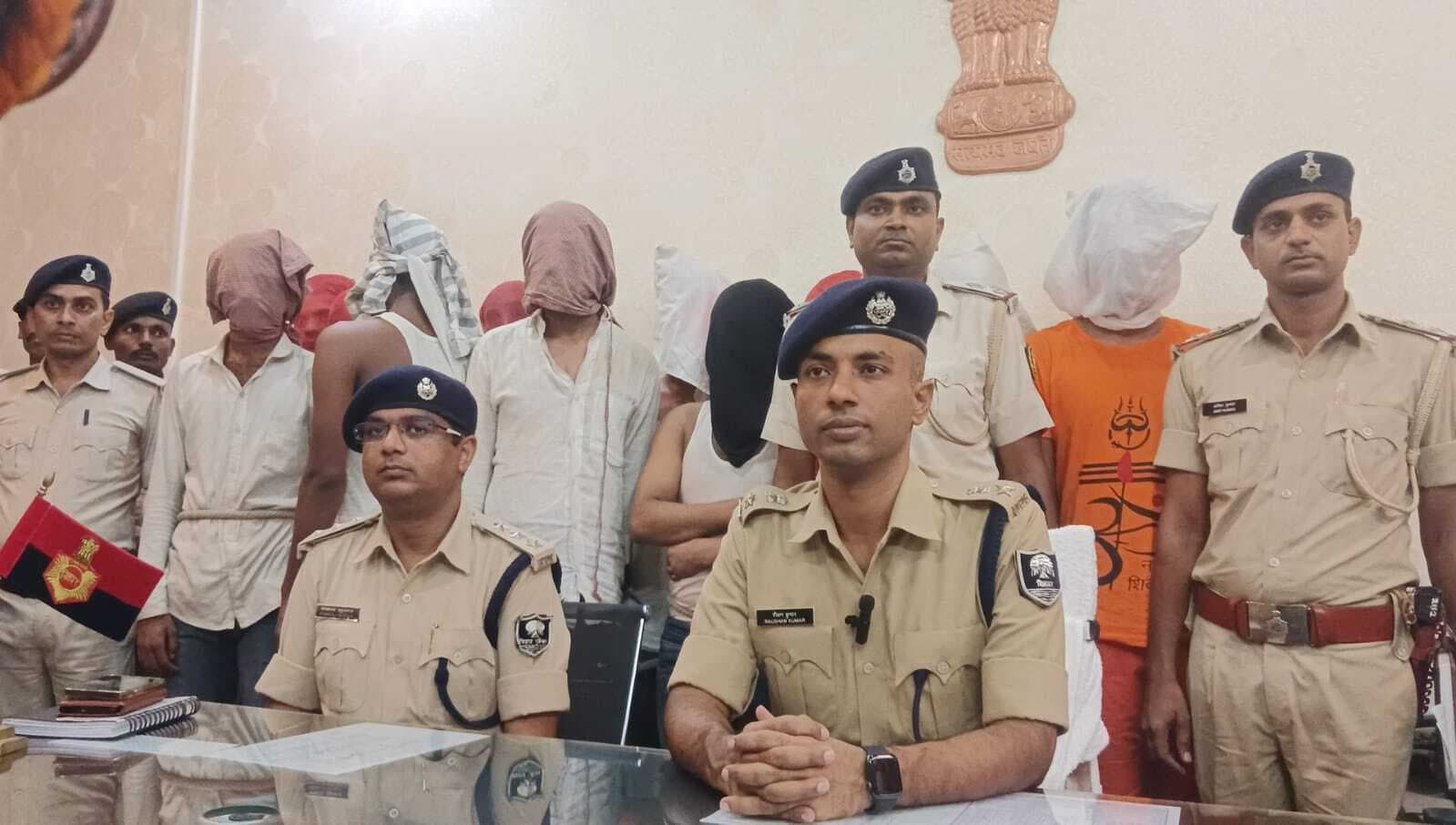 हथियार के बल पर स्कॉर्पियो लूटने वाले गिरोह के 11 शातिर गिरफ्तार