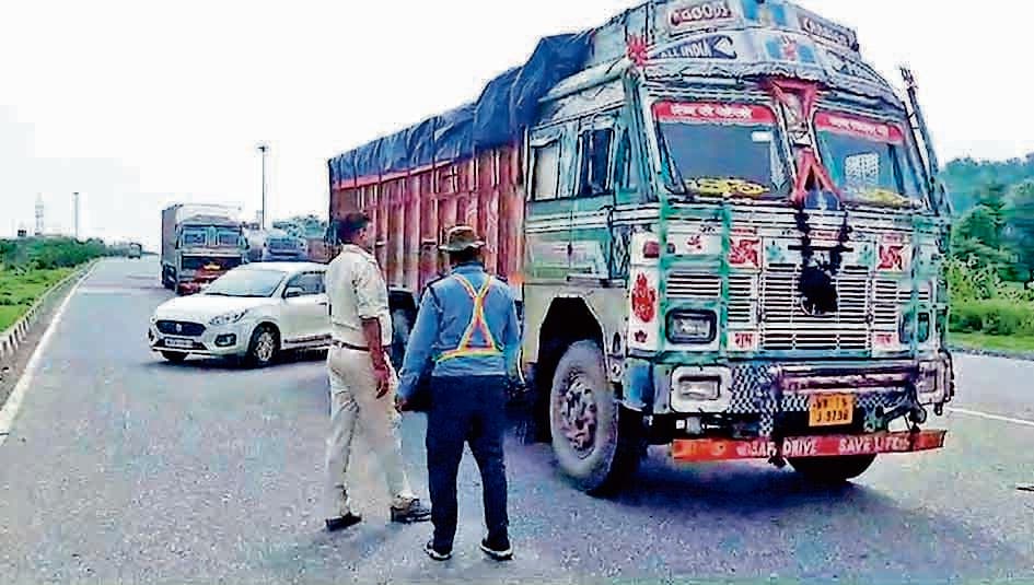 बॉर्डर पर चालक परेशान, दलाल गिरोह सक्रिय