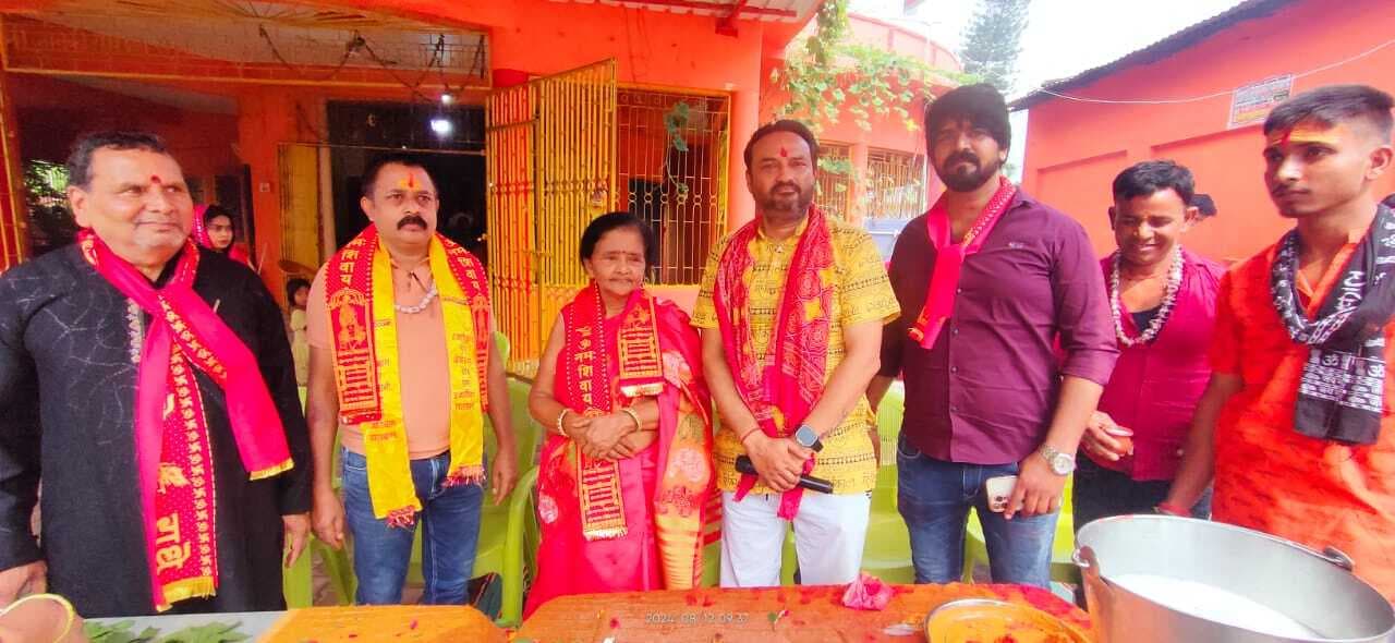 एसएल ट्रस्ट ने बुढ़वा महादेव मंदिर में बांटी पूजा सामग्री