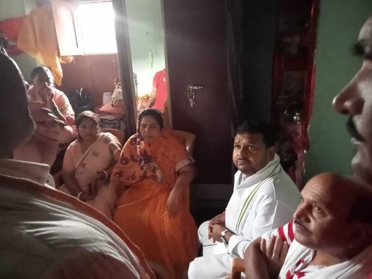 सामाजिक कार्यकर्ता श्रवण सिंह के परिजनों से विधान पार्षद ने की मुलाकात