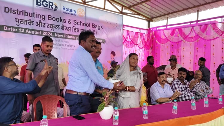 तरहेसा विद्यालय के बच्चों के बीच स्कूल बैग व कॉपी वितरित
