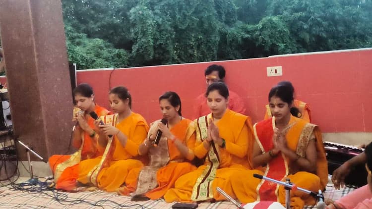 हनुमान मंदिर में आयोजित भजन संध्या में झूमे श्रोता