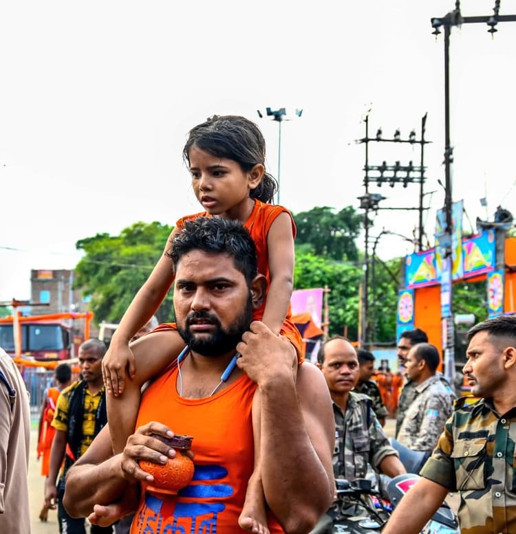 ठंडी फुहार के बीच रूटलाइ़न में चलते रहे कांवरिये