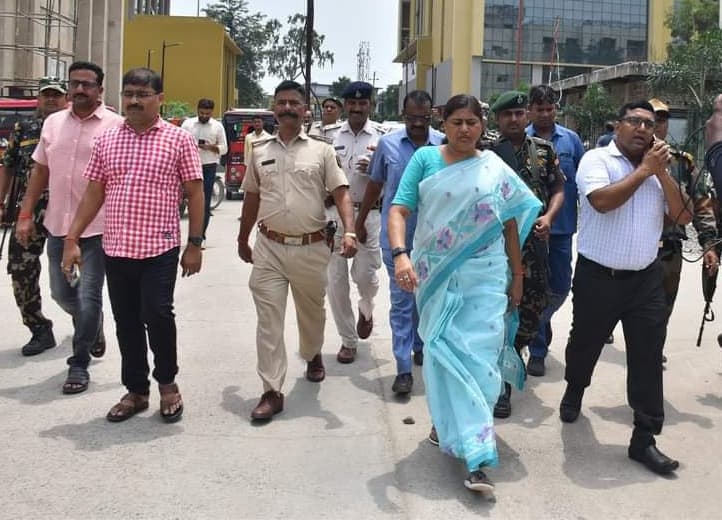 दुष्कर्म पीड़ित महिला से मिलीं मंत्री लेशी सिंह, दिलाया इंसाफ का भरोसा