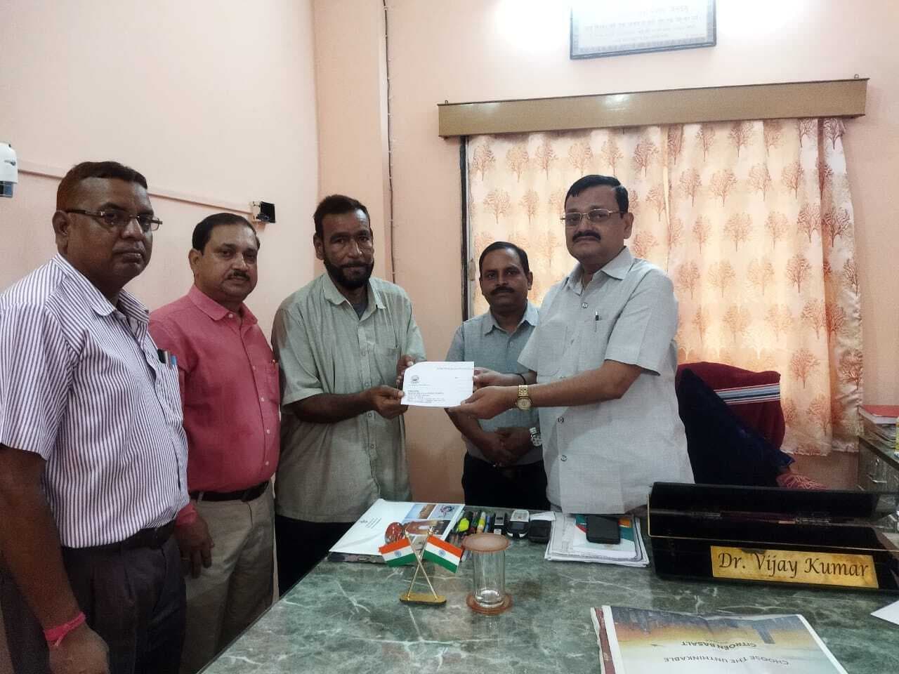 डीएवी ने बीमार बस चालक को दिया आर्थिक सहयोग