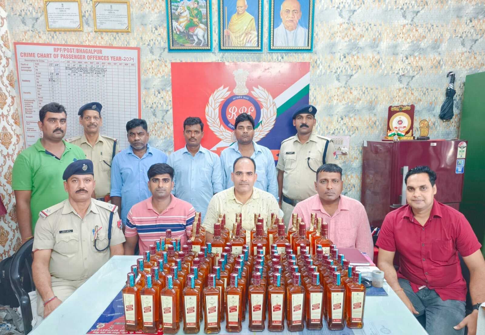 विदेशी शराब के साथ तीन लोग गिरफ्तार