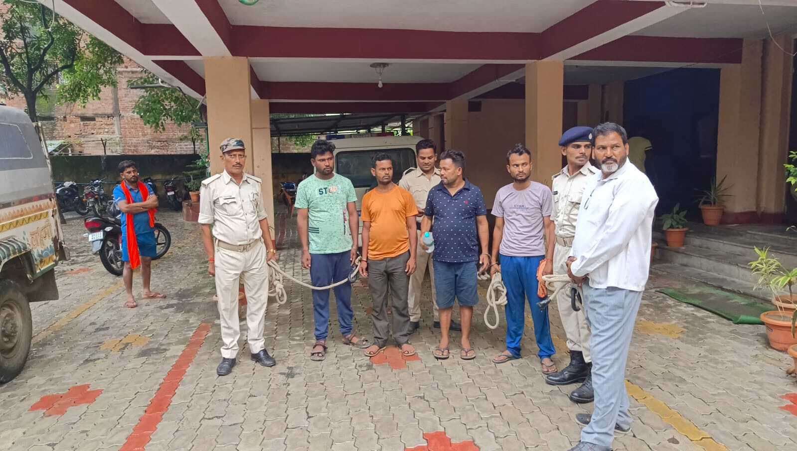 Nawada News : फर्जी चालान के साथ सात ट्रक और एक स्कॉर्पियो जब्त, पांच गिरफ्तार