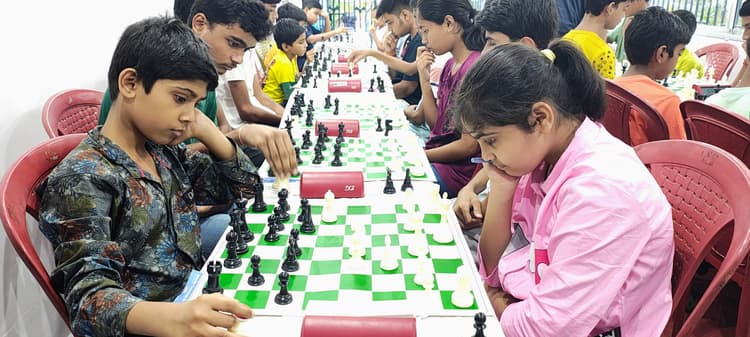 चेस : अर्पिता कुमारी विजेता व अभिनव प्रकाश उपविजेता