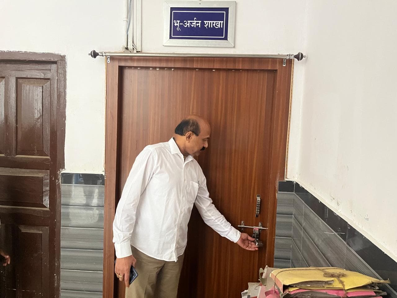कार्यालय पहुंचे डीएम तो लटका था सभी कमरों में ताला, एक साथ 66 कर्मियों पर कार्रवाई
