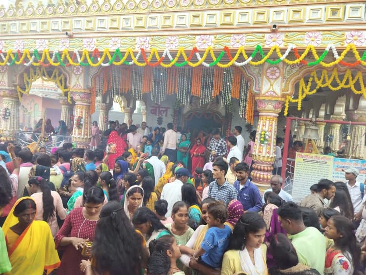 सुख-समृद्धि की कामना के साथ शिव का किया जलाभिषेक