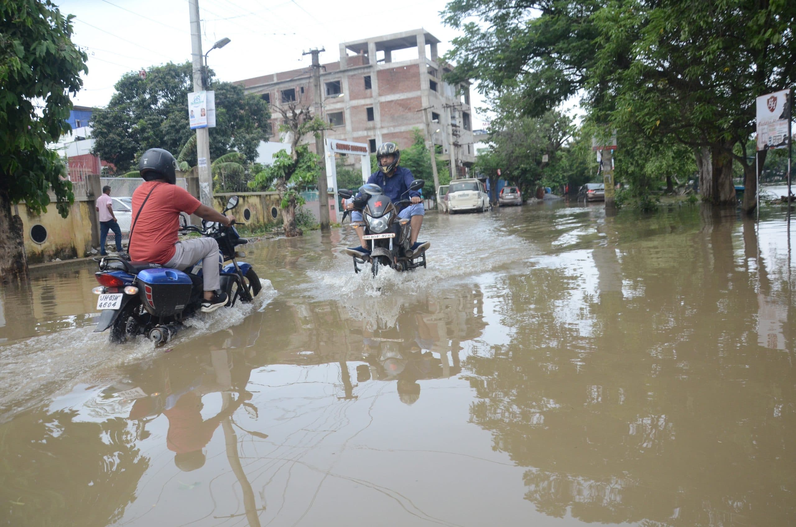 Patna : 24 घंटे बाद भी कई जगह से नहीं निकला पानी