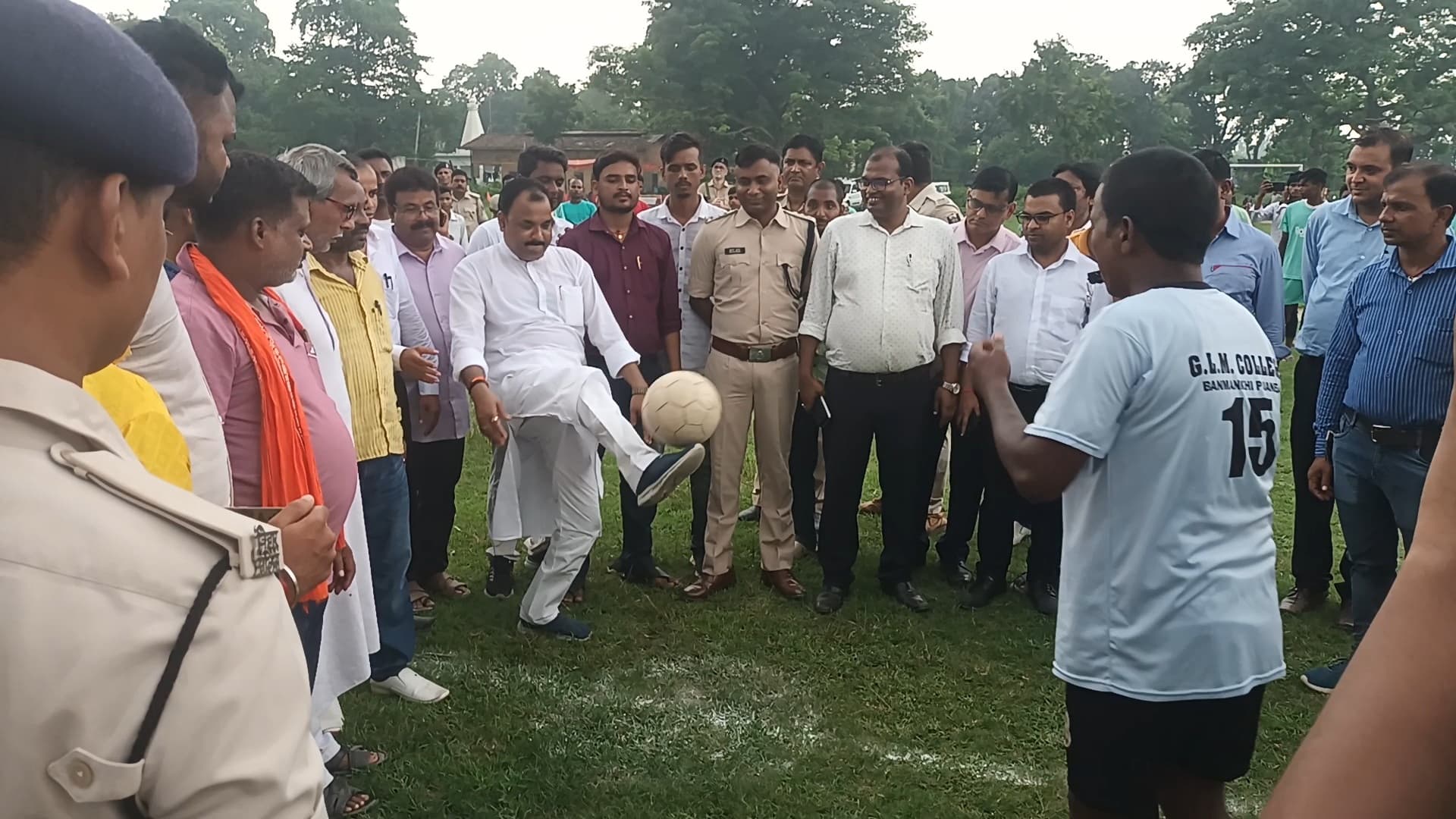 प्रशासन ने कराया फुटबॉल टूर्नामेंट, सेमीफाइनल आज