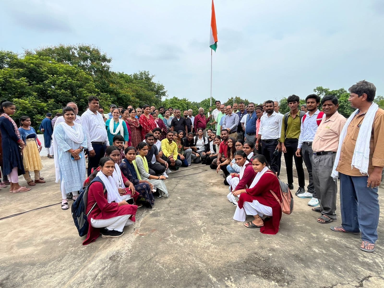 राष्ट्र ध्वज फहराकर हर घर तिरंगा अभियान की शुरुआत की