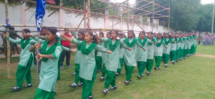 स्वतंत्रता दिवस समारोह की तैयारी को लेकर स्कूली बच्चों ने किया पूर्वाभ्यास