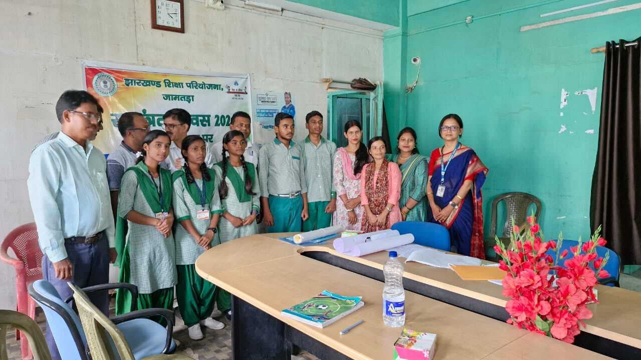 वाद विवाद प्रतियोगिता में पूजा, इशिका व आनंद ने मारी बाजी