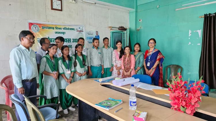 वाद विवाद प्रतियोगिता में पूजा, इशिका व आनंद ने मारी बाजी