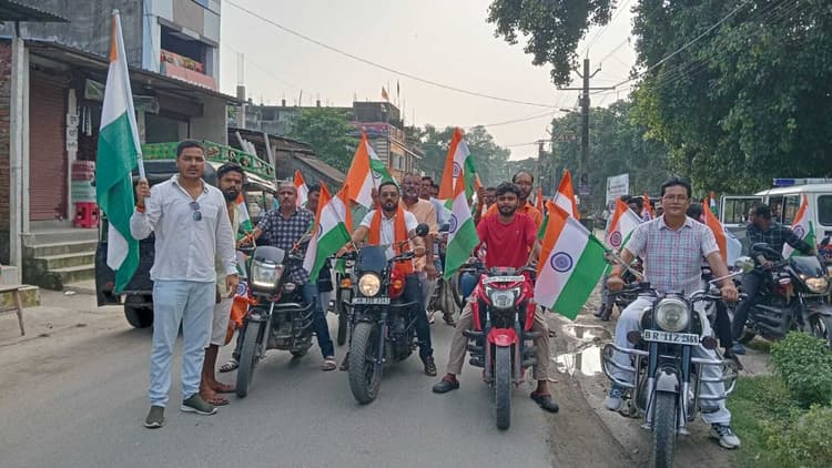 ठाकुरगंज में भाजपा कार्यकर्ताओं ने निकाली तिरंगा यात्रा