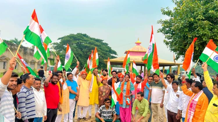 भाजपाइयों ने हर घर तिरंगा को लेकर निकाली बाइक रैली