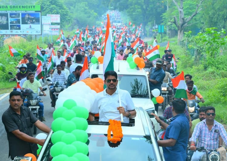 कुसुम बिहार से बैंक मोड़ तक निकली तिरंगा यात्रा, जयहिंद के नारे से गूंजा इलाका