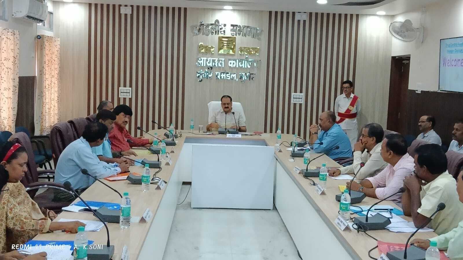 प्रतिबंधित दवाओं के भंडारण व बिक्री के खिलाफ बरतें सख्ती : आयुक्त