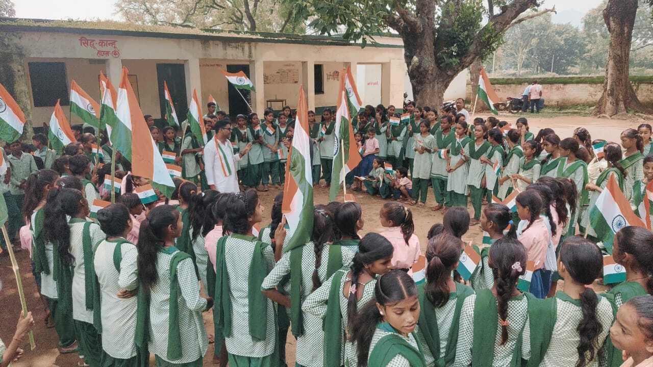 तिरंगा रैली में सैकड़ों की संख्या में स्कूली बच्चों के साथ-साथ ग्रामीणों ने दिखायी भागीदारी