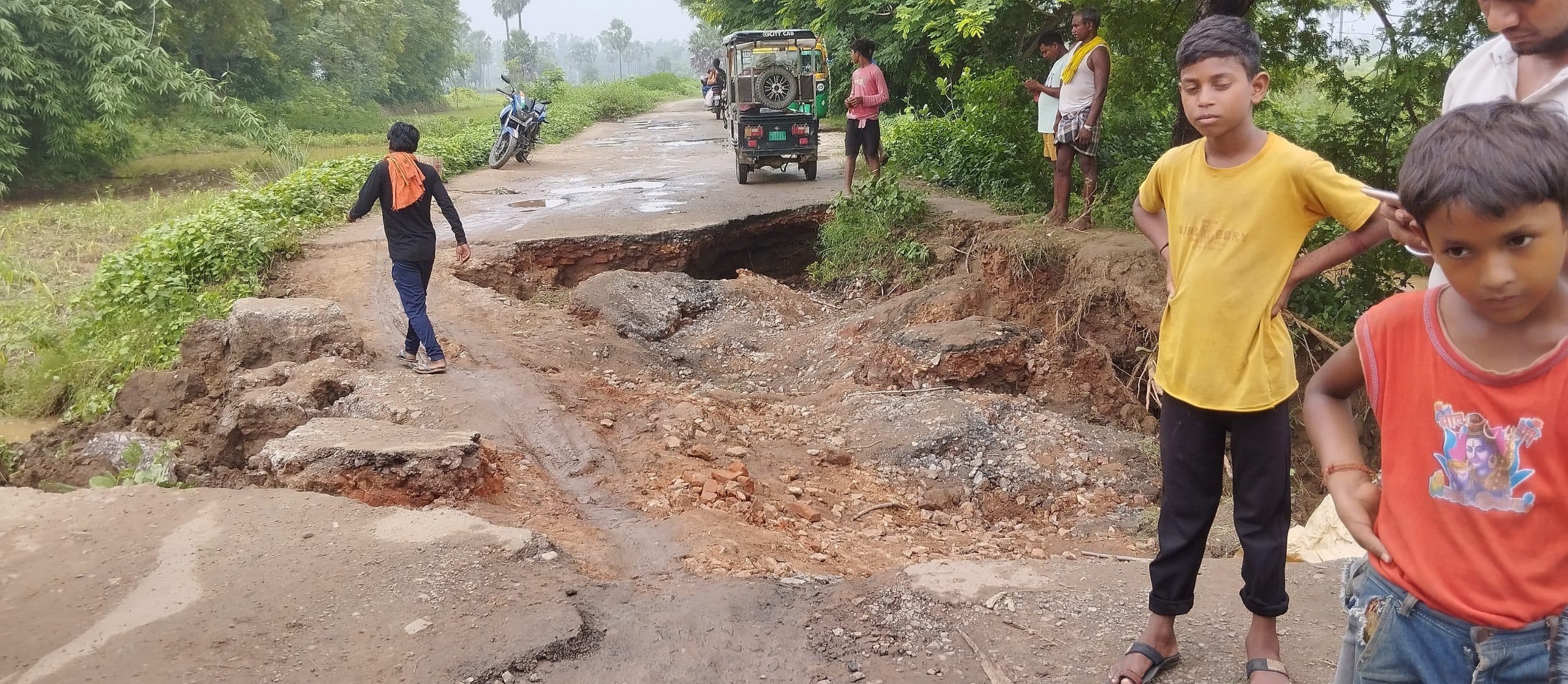 झप्पू मोड़ संपर्क पथ टूटने से आवागमन बाधित