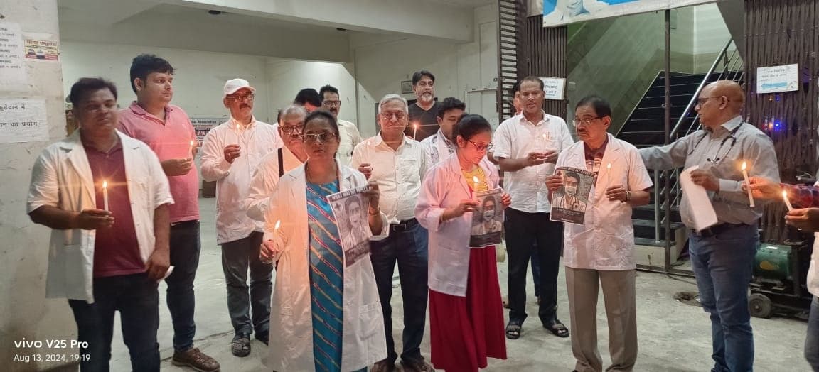 दुष्कर्म व हत्या के विरोध में डॉक्टरों ने निकाला कैंडल मार्च