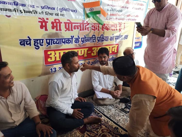 जूस पिलाकर कुलसचिव ने समाप्त कराया प्राध्यापकों का अनशन