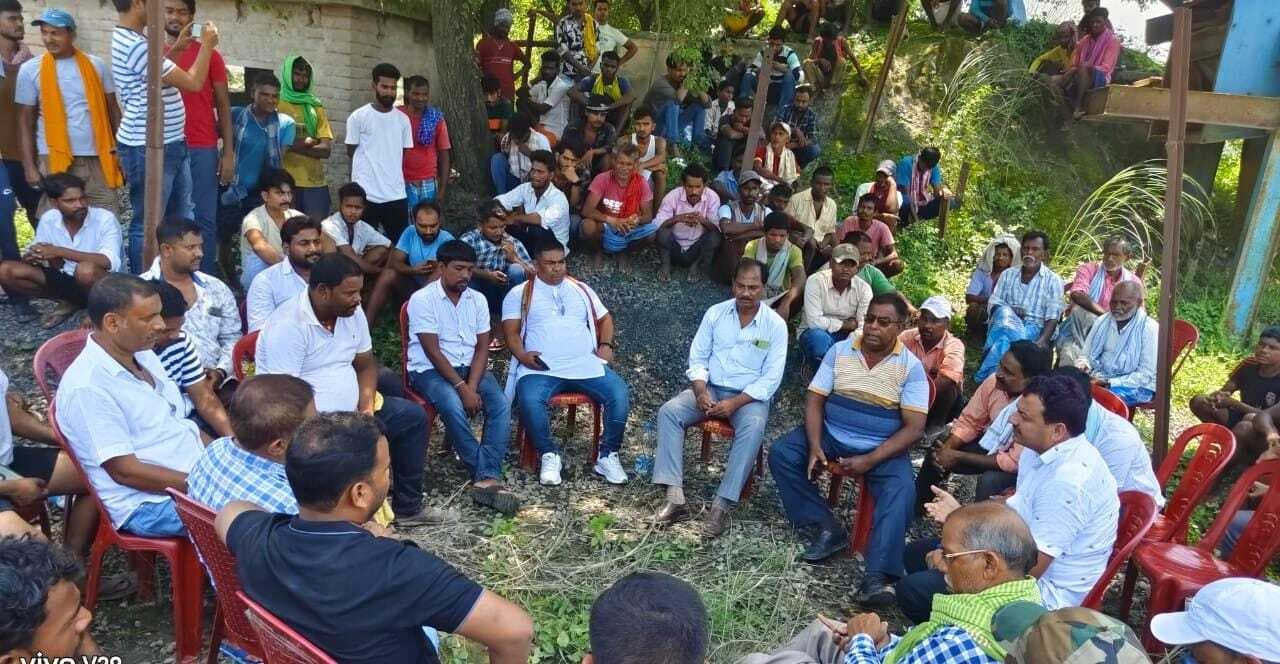 ग्रामीणों ने सड़क पर जमा नाले की पानी निकासी को लेकर की मंत्रणा