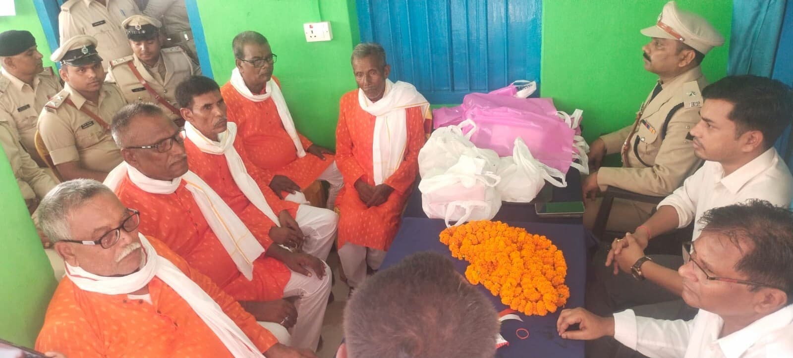 सेवानिवृत्ति पर पांच चौकीदार को दी गयी विदाई