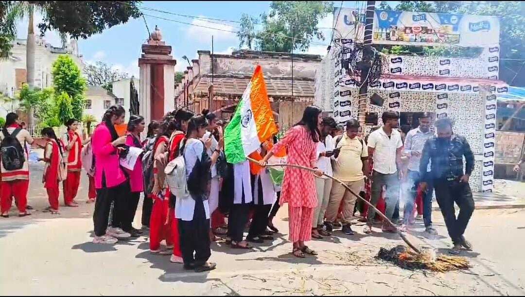 अभाविप ने बंगाल की सीएम का किया पुतला दहन