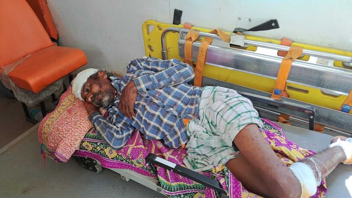 सड़क हादसे में तीन लोग घायल, धनबाद रेफर